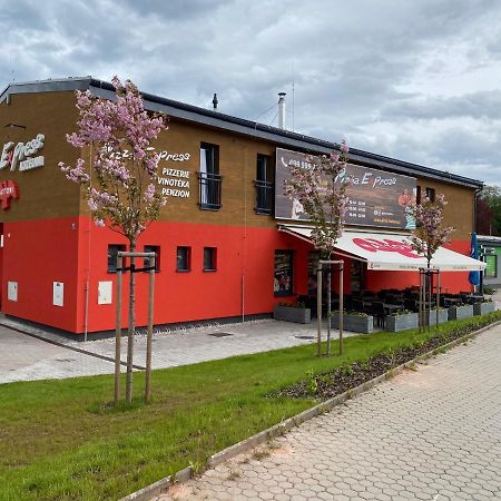 Penzion Kuzelna Hotel Трутнов Екстериор снимка